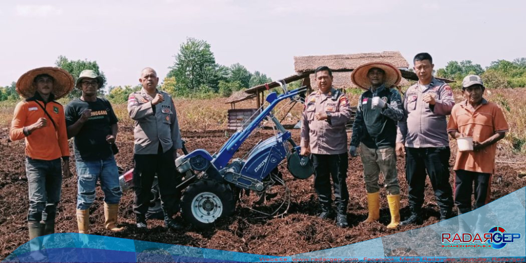 Polsek Bengkalis Serahkan Alat Pertanian, Gerakkan Kelompok Tani Garap Lahan Kosong